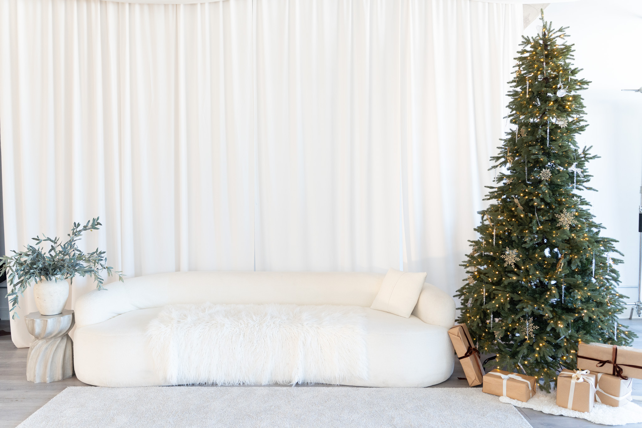 Soul Studio — Holiday set — curved sofa & tree